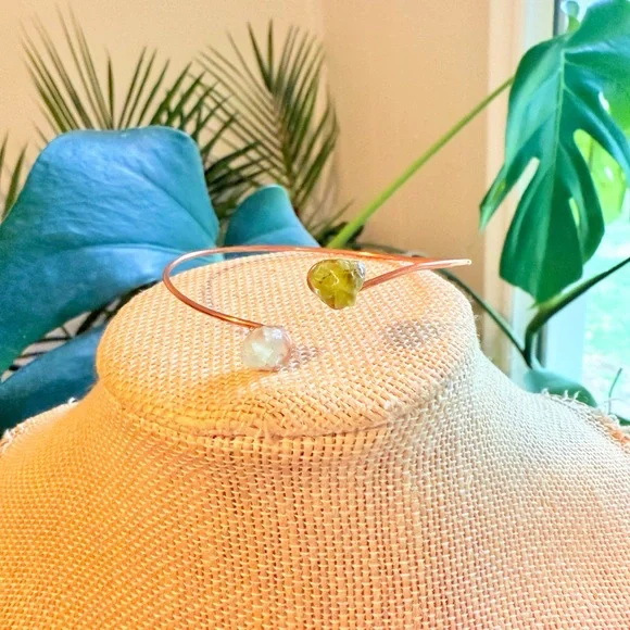 Pale blue Turmaline and peridot are wrapped bracelet - Picture 5 of 6